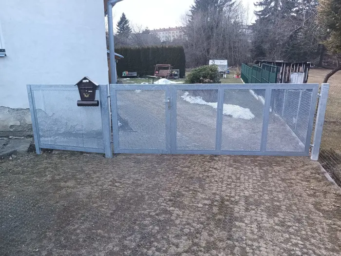 Brána s brankou ve svahu