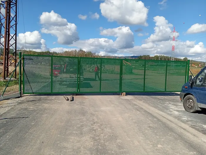 Vrata do průmyslového areálu (9,7 m)